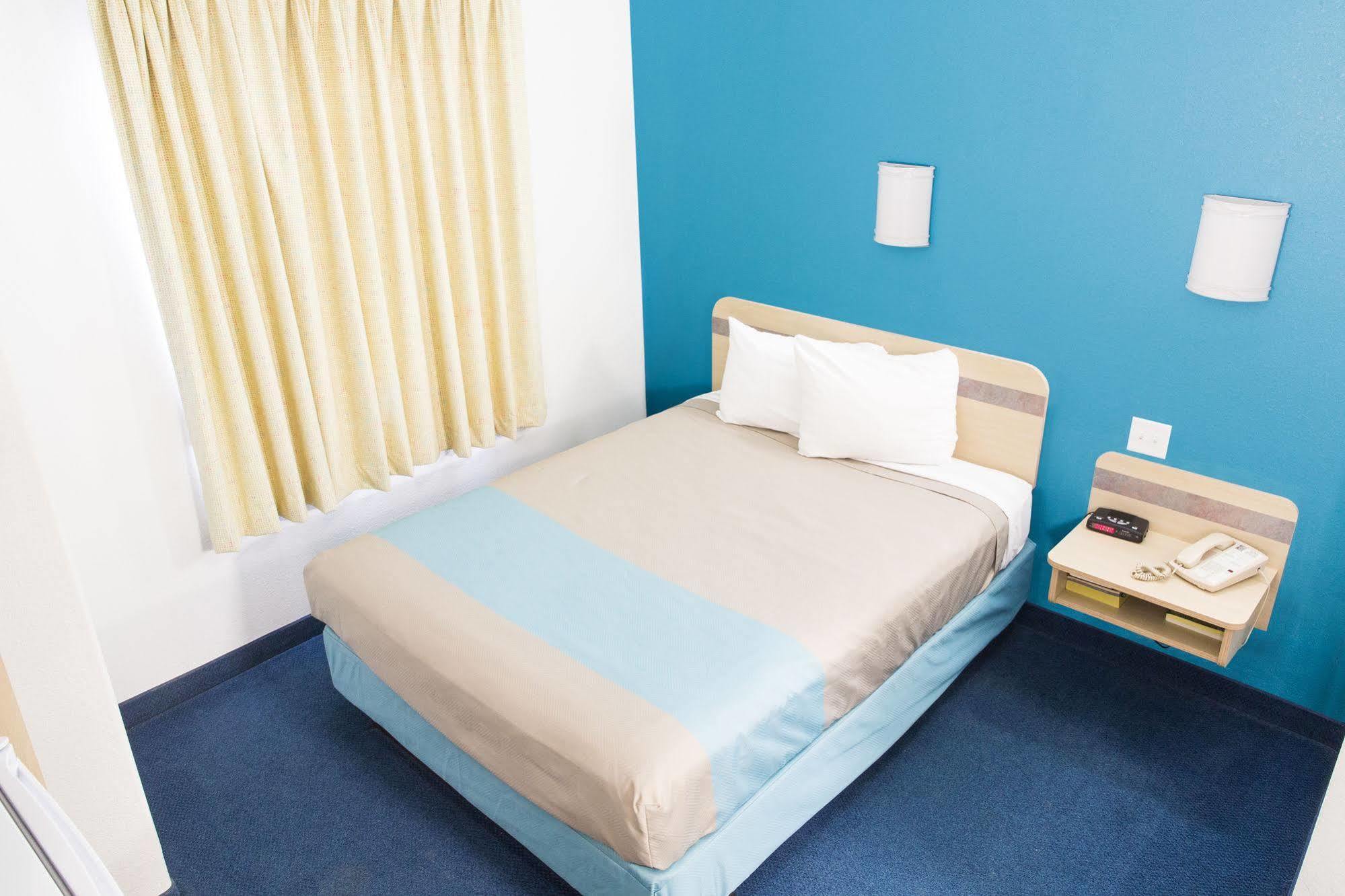 Motel 6-Red Deer, Ab Екстериор снимка